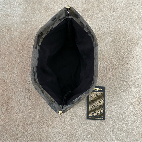 Leather make up bag with snap closure - Picture 3 of 7